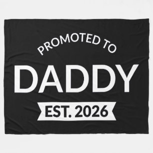 Uppflyttad till pappa Est. 2026 II Fleecefilt