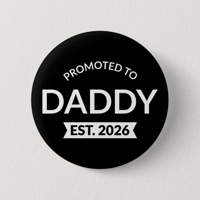 Uppflyttad till pappa Est. 2026 II Knapp (Framsida)
