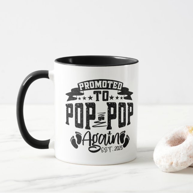 Uppflyttad Till Pop Pop Igen Est 2025 Rolig Farfar Mugg (Med munk)