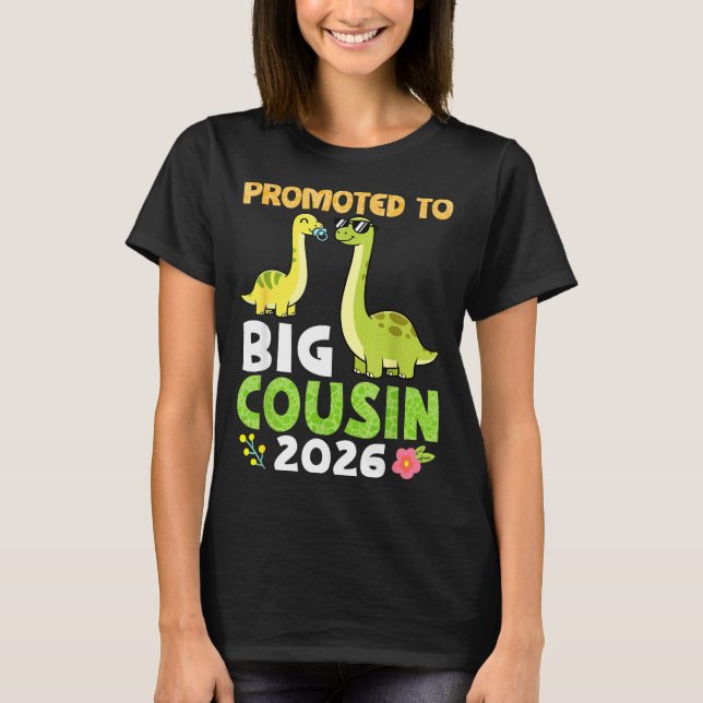 Uppflyttad till stor kusin 2026 Söt dinosaurie fam T Shirt (Framsida)