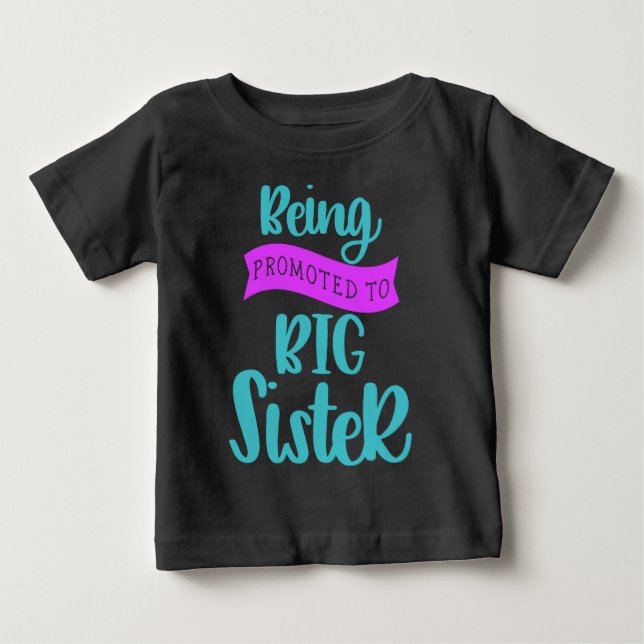 Uppflyttad till storasyster t shirt (Framsida)