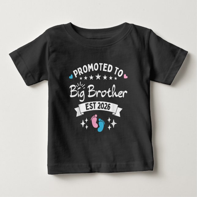 Uppflyttad till storebror Est 2026 Big Brother 202 T Shirt (Framsida)