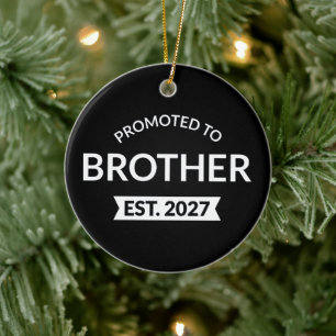Uppflyttad till storebror Est 2027 Big Brother II Julgransprydnad Keramik