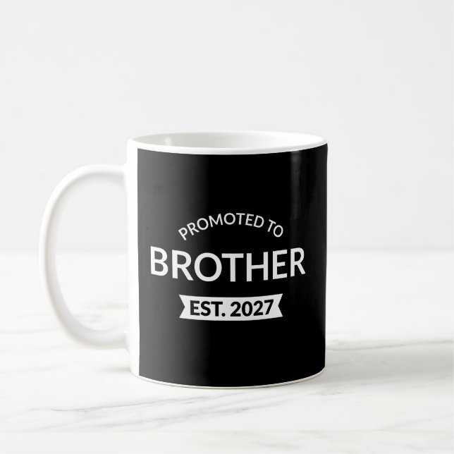 Uppflyttad till storebror Est 2027 Big Brother II Kaffemugg (Vänster)