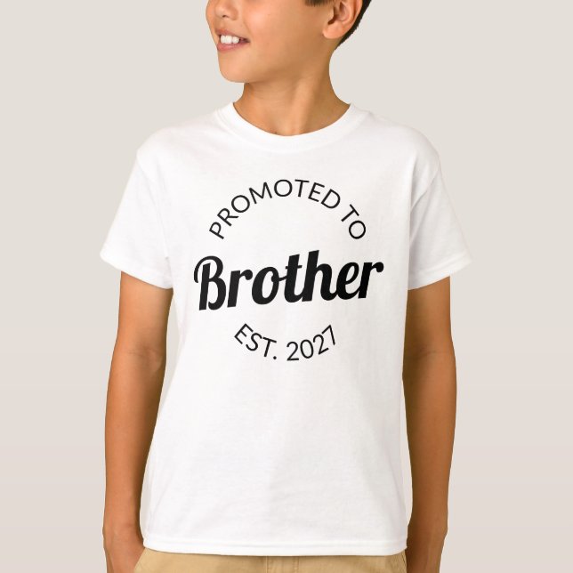 Uppflyttad till storebror Est 2027 Storebror I T Shirt (Framsida)