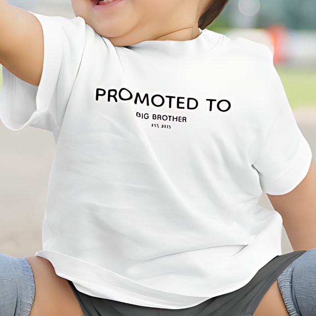 Uppflyttad till storebror graviditetsannonsering  t shirt (Skapare uppladdad)