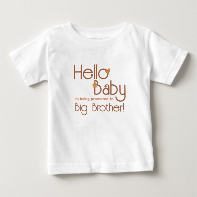 Uppflyttad till storebror Hello Baby Retro T Shirt (Framsida)