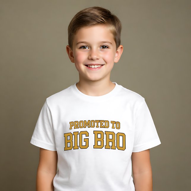 Uppflyttad till storebror varsitystil t shirt (Skapare uppladdad)