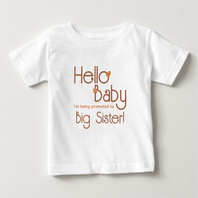 Uppflyttad till storesyster Hello Baby Retro T Shirt (Framsida)