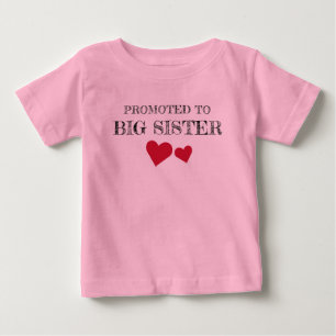 Uppflyttad till storesyster röda hjärtan t-shirt