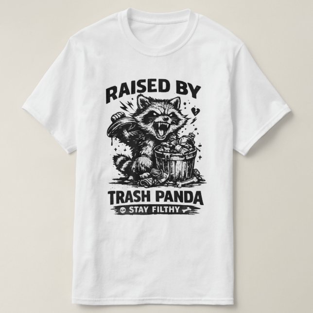 Uppfostrad av Trash Panda Håll dig smutsig Rolig d T Shirt (Design framsida)