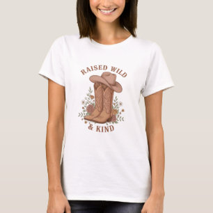 Uppfostrad Vild & Snäll Cowgirl Stövlar Hatt Sloga T Shirt