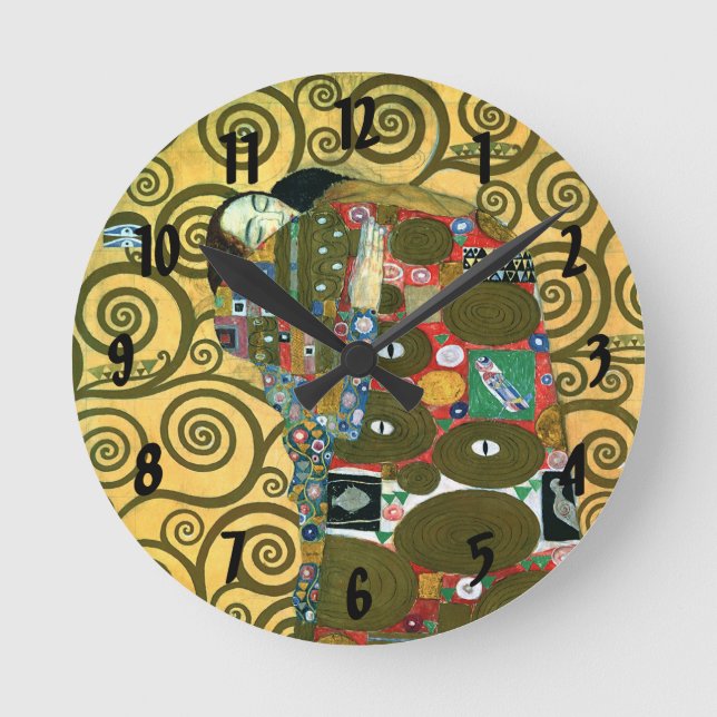 Uppfyllelse aka Kyssen av Gustav Klimt Rund Klocka (Framsida)