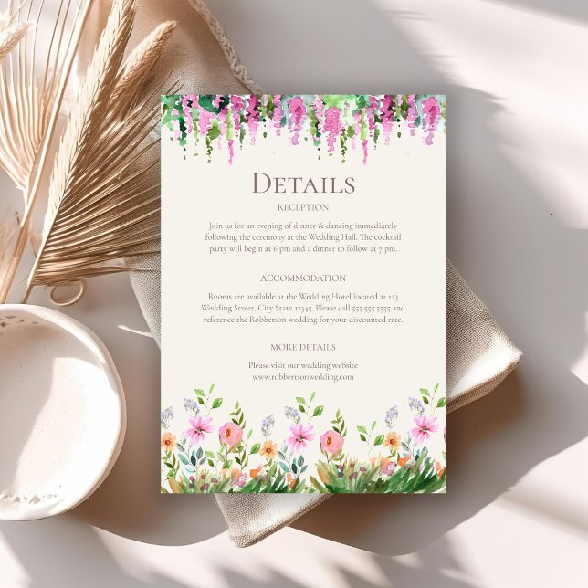 Uppgifter om Boho Wildblomsängen och Acacia Bröllo Inbjudningar (Boho Wildflower Meadow and Acacia Wedding Details Invitation on a boho wedding table.)