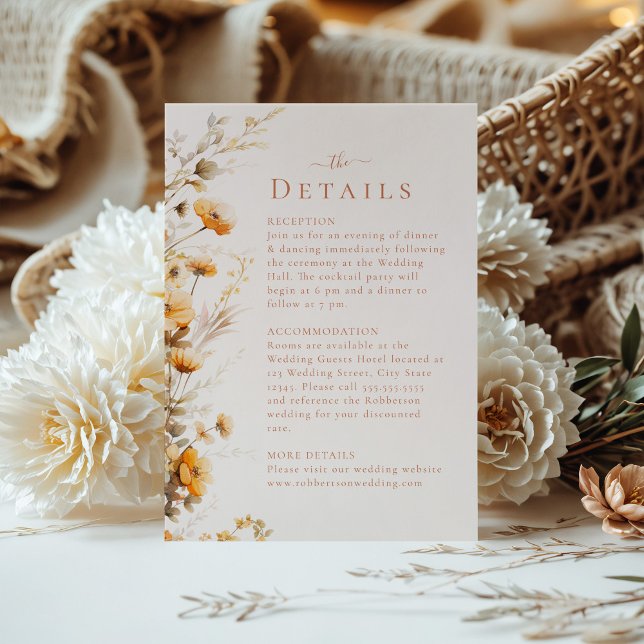 Uppgiftskort för Boho Terracotta Wildblommor Bröll Inbjudningar (Boho Terracotta Wildflowers Wedding Details Card on a sunny table with boho flower bouquet.)