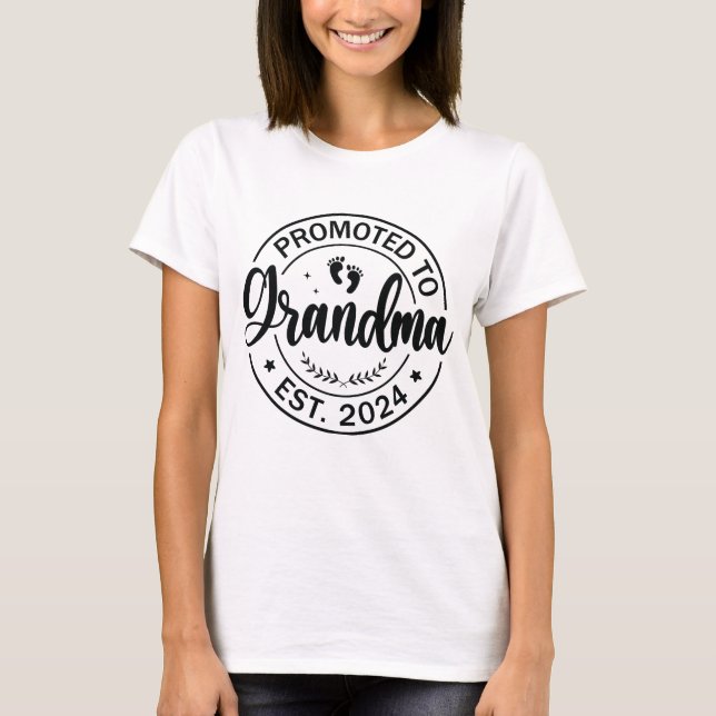 Uppgraderad till mormor 2024 Graviditetsannonserin T Shirt (Framsida)
