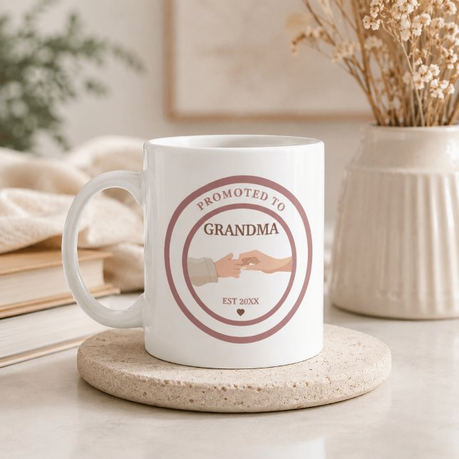 Uppgraderad till Mormor Est. 20XX Kaffemugg (Skapare uppladdad)