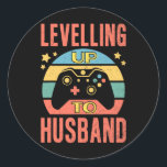Uppgradering av Gymning Fiance Bröllop i Gamer För Runt Klistermärke<br><div class="desc">Spelarens Förlovning Groom Fiance Bröllop,  upp till Make</div>