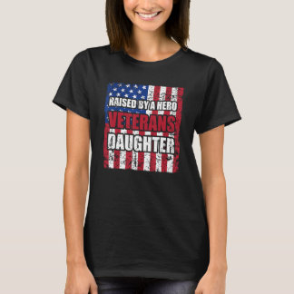 Upphöjt av Hero Veterans Dotter med American F T Shirt