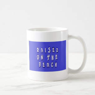 Upphöjt på stranden kaffemugg