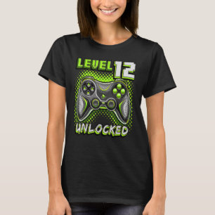 Upplåst videospel på nivå 12, födelsedagsspelare i t shirt