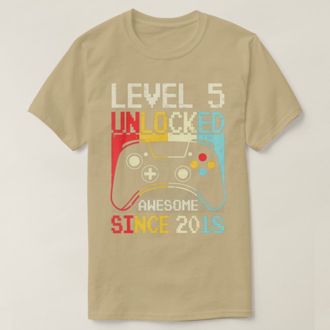 Upplåst videospel på nivå 5:e födelsedagsspelaren t shirt (Design framsida)