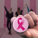 Upplysning om bröstcancer Ribbon Feather Knapp<br><div class="desc">Det rosa bandet har blivit en universell symbol för bröstcancer,  som ökar medvetenheten,  stöder och för solidaritet mellan kvinnor.</div>