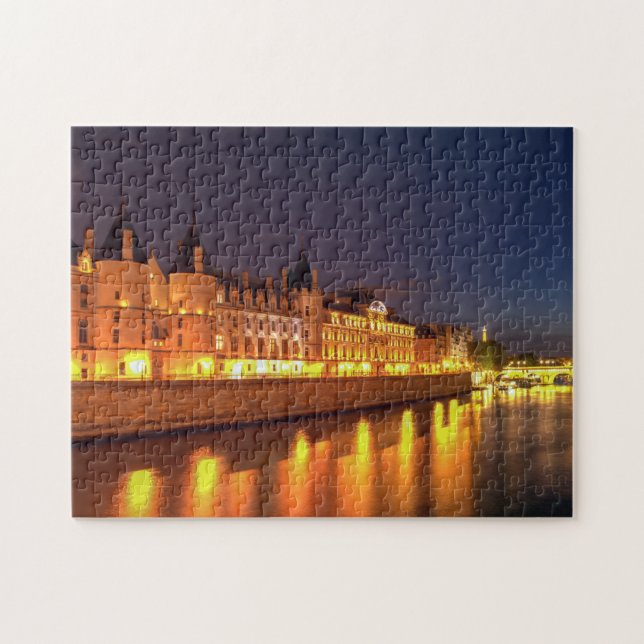 Upplyst Conciergerie nattetid - Paris, Frankrike Pussel (Horisontell)