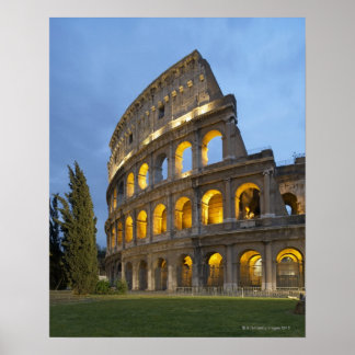 Upplyst del av Colosseum i skymningen. Poster