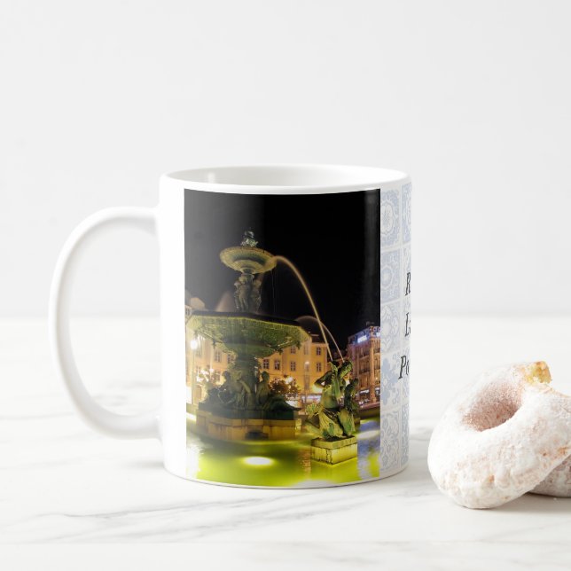 Upplyst Fontän och Sjöjungfru. Rossio, Lissabon Kaffemugg (Med munk)