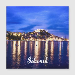 Upplyst hamn i Sibenik, Kroatien