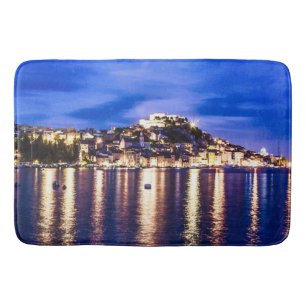 Upplyst hamn i Sibenik, Kroatien Badrumsmatta