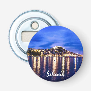 Upplyst hamn i Sibenik, Kroatien Flasköppnare
