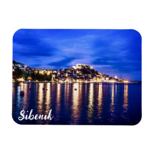Upplyst hamn i Sibenik, Kroatien Magnet