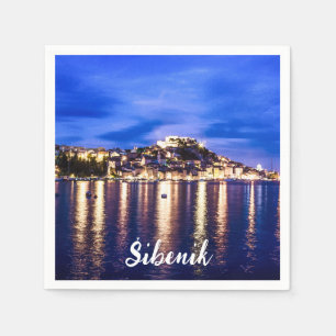 Upplyst hamn i Sibenik, Kroatien Pappersservett