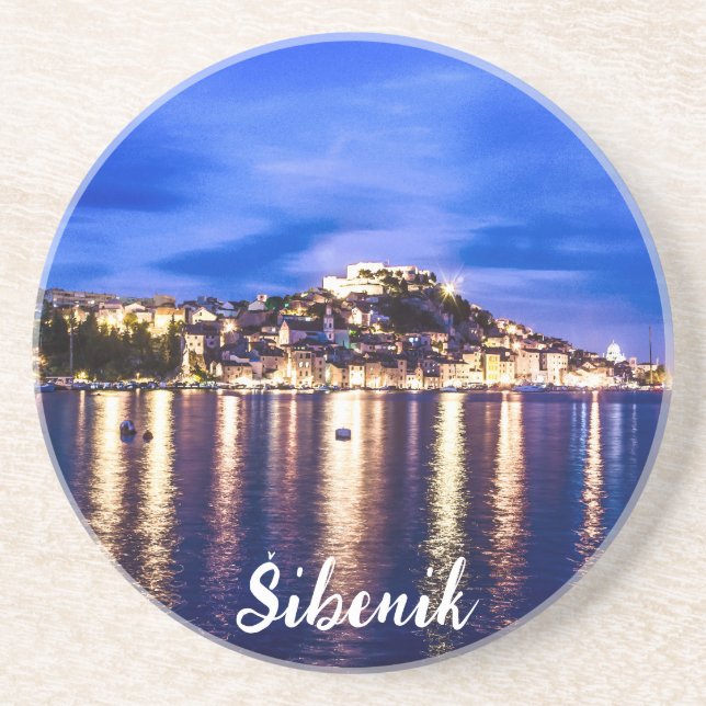 Upplyst hamn i Sibenik, Kroatien Underlägg (Framsidan)