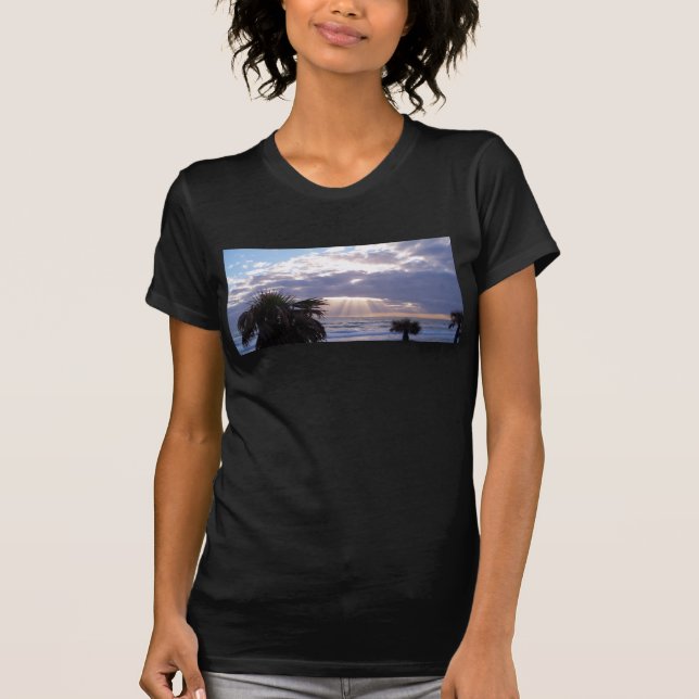 Upplyst hav på morgonen i tidigt t shirt (Framsida)