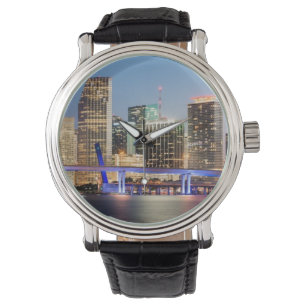 Upplyst horisont av i stadens centrum Miami på Armbandsur