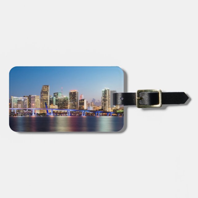 Upplyst horisont av i stadens centrum Miami på Bagagebricka (Horisontell Framsida)