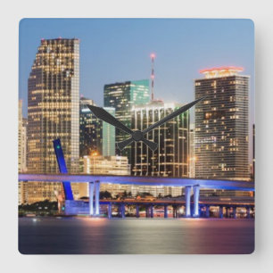 Upplyst horisont av i stadens centrum Miami på Fyrkantig Klocka