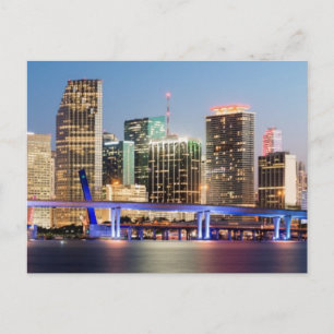 Upplyst horisont av i stadens centrum Miami på Vykort