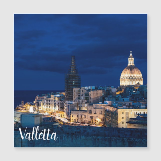 Upplyst i den gamla staden och hamnen i Valletta. (Framsida)