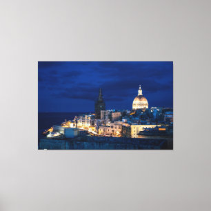 Upplyst i den gamla staden och hamnen i Valletta. Canvastryck