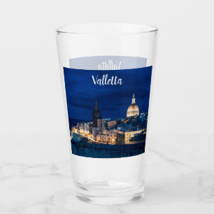 Upplyst i den gamla staden och hamnen i Valletta. Glaskopp