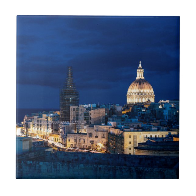 Upplyst i den gamla staden och hamnen i Valletta. Kakelplatta (Framsidan)