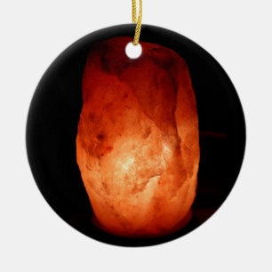 Upplyst Orange Himalayan Salt Lamp Light på en Julgransprydnad Keramik