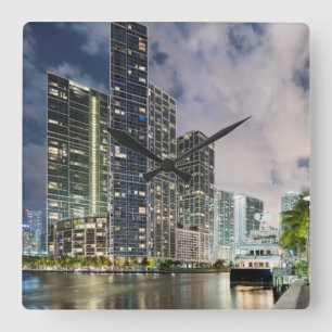 Upplyst torn på den Miami flodstranden Fyrkantig Klocka