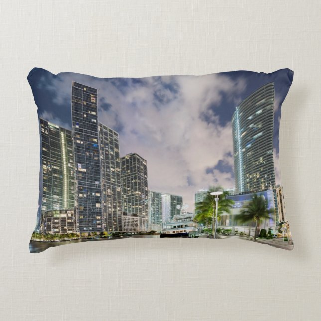 Upplyst torn på den Miami flodstranden Prydnadskudde (Framsidan)