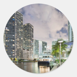 Upplyst torn på den Miami flodstranden Runt Klistermärke