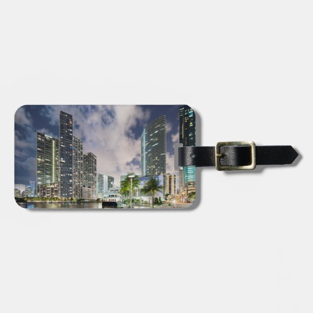 Upplyst torn vid Miamiflodens vattenfront Bagagebricka (Horisontell Framsida)